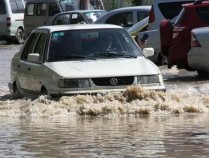 直击海口街道内涝：“我的车泡水里了”